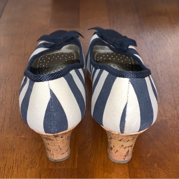 Excellent Preowned Condition Dexflex Wedge Shoes Size 8. Very Cute - Picture 6 of 9